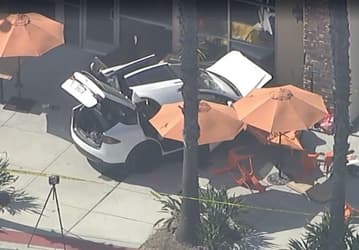 Tesla врезалась в кафе в Калифорнии: один человек погиб, несколько пострадали. Полиция пока выясняет, был ли включен автопилот